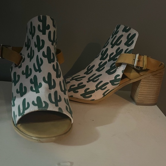 Very Volatile Women's Shoes Cactus Pattern Heels Los Angeles Size 9 - Picture 3 of 3